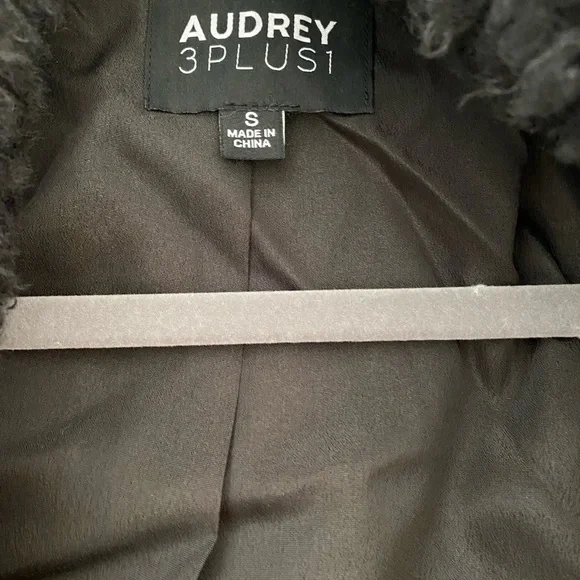 Drape Front Sherpa Coat. Size Small. - Picture 6 of 6